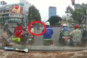 Camera ghi hinh cuop keo le co gai o Sai Gon hinh anh