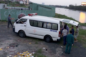 Nam cong nhan roi xuong kenh tu vong khi sua dam cau hinh anh