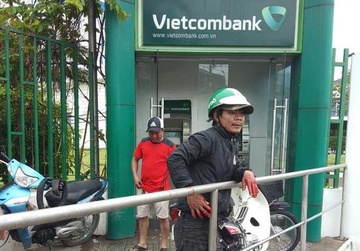 Tret bot ot vao mat nguoi rut tien tai ATM hinh anh