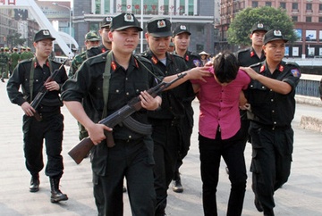 Canh sat no sung bat ten cuop 9X tren xa lo Ha Noi hinh anh