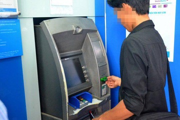 Tai khoan bat ngo co 5 ty, nam thanh nien vo tu rut tieu xai hinh anh