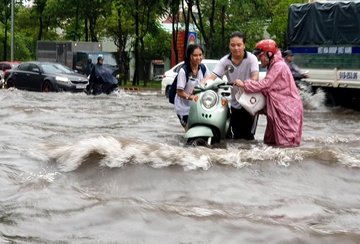 Sai Gon mua ngap duong, hoc sinh nga xe uot sung hinh anh
