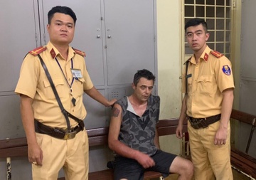 Khach Tay cuop tien trong cua hang tien loi o TP.HCM hinh anh