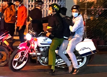 Canh sat no sung, vay bat nhom 'quai xe' o TP.HCM hinh anh