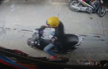 Co gai bi giat dien thoai o TP.HCM hinh anh