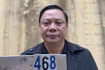 Nguoi phu nu dung den do bi bat coc len oto dua di hinh anh