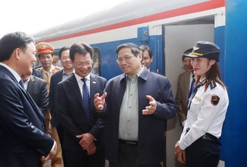 Thu tuong Pham Minh Chinh kiem tra viec phuc vu hanh khach o Ga Ha Noi hinh anh