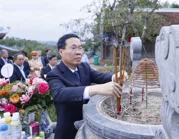 Chu tich nuoc Vo Van Thuong dang huong tuong nho Chu tich Ho Chi Minh hinh anh