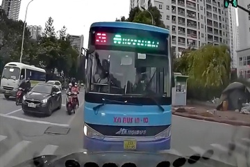 Tuoc giay phep lai xe cua tai xe xe buyt di nguoc chieu, chan dau oto hinh anh