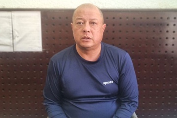 Thong chot do nong do con, danh gay tay can bo canh sat co dong hinh anh