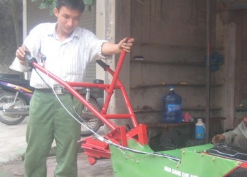 Chang trai sang tao may da nang giup nong dan bot vat va hinh anh