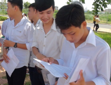 Kha nhieu thi sinh o cum thi DH An Giang bi diem liet hinh anh