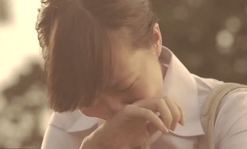 Nguoi me don than chay xe may mot minh di sinh con hinh anh