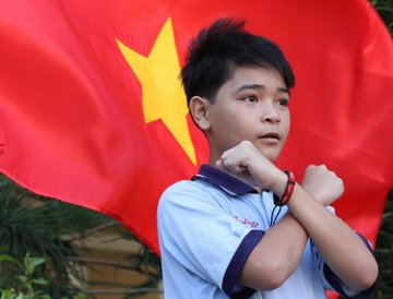 Hoc tro truong khuyet tat hoc hat Quoc ca hinh anh
