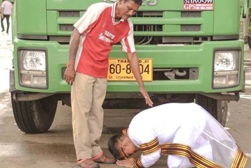 Chang trai quy truoc nguoi bo ngheo de to long biet on hinh anh