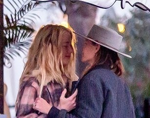 Amber Heard cong khai hon nguoi dong gioi hinh anh