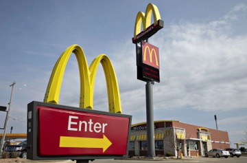 Khach hang vo tinh nhan 5.000 USD tai McDonald’s hinh anh