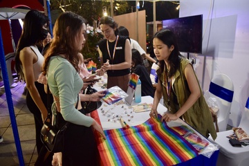 ‘Du lich’ chau Au giua long Ha Noi hinh anh