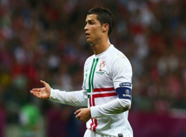 Ronaldo lap cong dua Bo Dao Nha vao ban ket hinh anh