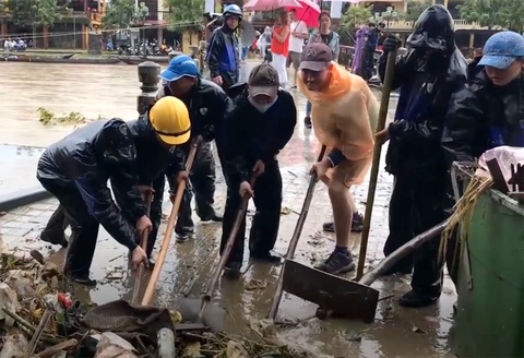 Khach Tay ngung tham quan, giup nguoi Hoi An ve sinh pho co sau lu hinh anh