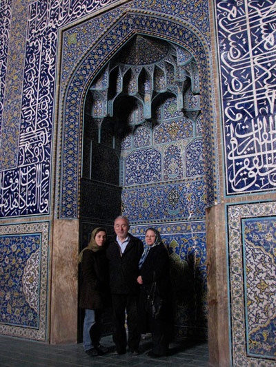 Mirzakhani chụp cùng bố mẹ trong chuyến thăm tới Isfahan, Iran.