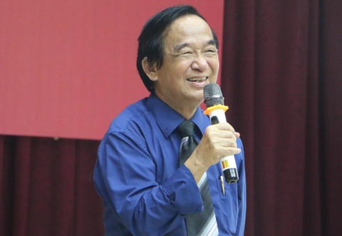 GS Nguyễn Lân Dũng giao lưu cùng sinh viên. Ảnh: Quyên Quyên.