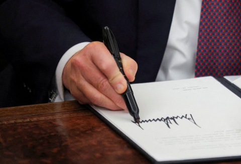 Ông Trump đã ký những sắc lệnh nào vào 'Day 1'
