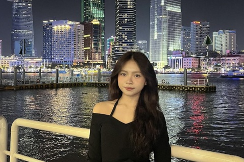Cua hang tien loi view 'trieu do' o TP.HCM hut khach choi dem hinh anh
