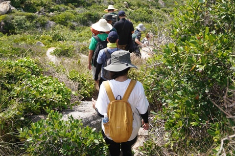 Cong an vao cuoc vu nguoi dan doan 'doi om hon' khach trekking Ta Xua hinh anh