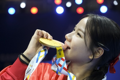 No do, ma hong va mong tay xanh cua nu VDV Viet Nam o SEA Games 33 hinh anh