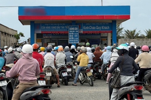 Cho ca sang, toi 3 lan van khong mua duoc xang tren dao Phu Quy hinh anh