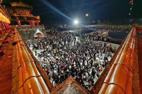 Canh ben trong noi 'mot nua Viet Nam dang o Hue' hinh anh