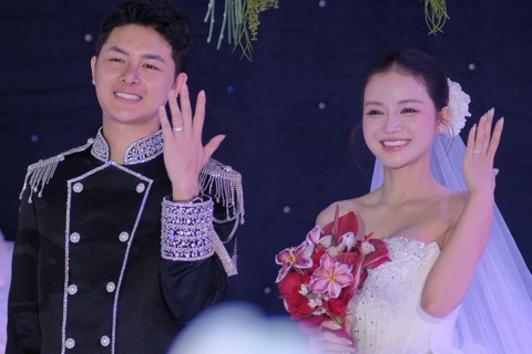 Thanh nien cuoi vo hon 9 tuoi, luc song chung moi biet tuoi that hinh anh