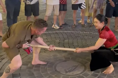 Video khach Tay 'toat mo hoi' khi dau gay cung co gai dan toc Thai hinh anh