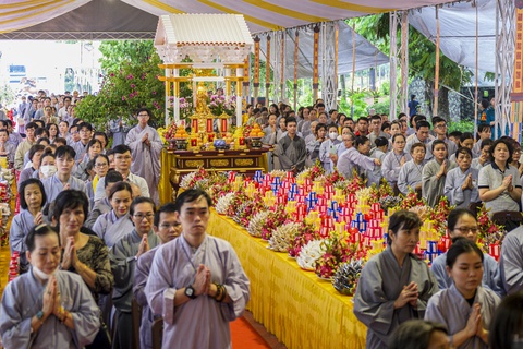 Nguoi dan doi mua du le cau sieu liet si o cong vien Le Thi Rieng hinh anh
