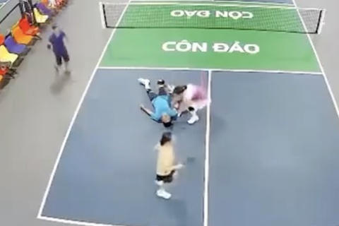 Khoanh khac nguoi dan ong TP.HCM bat ngo do guc khi choi pickleball hinh anh