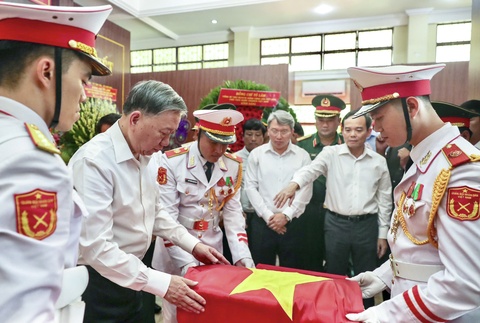 Tổng Bí thư, Chủ tịch nước tưởng niệm liệt sĩ ở công viên Lê Thị Riêng