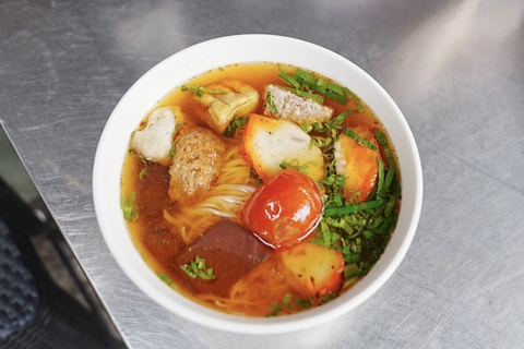 Tô bún 'treo' tặng người khó khăn ở TP.HCM