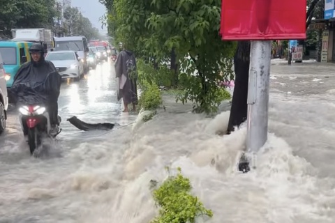 Cảnh nước cuồn cuộn tràn qua đường ở Đồng Nai