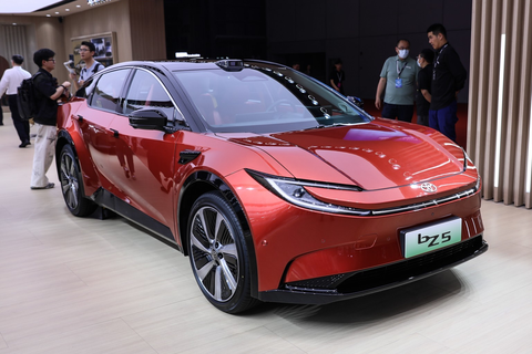 Chi tiet CUV thuan dien Toyota bZ5, doi thu moi cua Tesla Model Y hinh anh