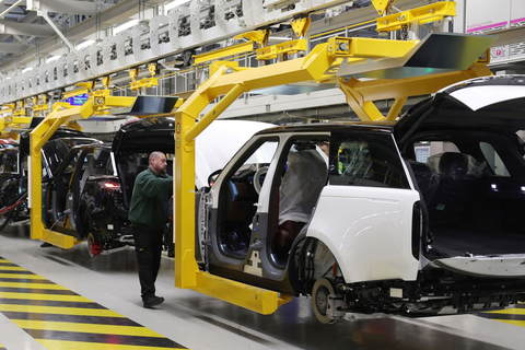 Jaguar Land Rover lai phai tam dung nha may san xuat tai Anh hinh anh