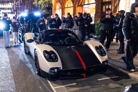 Hang tram nguoi 'bao vay' sieu xe Pagani Utopia hinh anh
