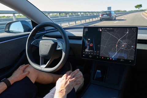 Them mot nuoc chau Au phe duyet cong nghe ho tro lai FSD cua Tesla hinh anh