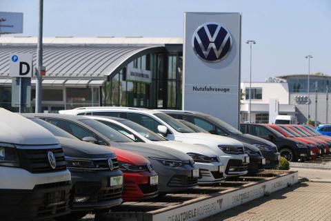 Doanh so oto chau Au suy giam trong thang 1/2026 hinh anh