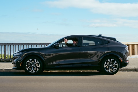 Ford Mustang Mach-E chay hon nua trieu km, pin hao hut 8% hinh anh