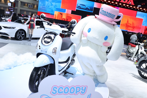 Xe tay ga Honda Scoopy phien ban cho bong Cinnamoroll hon 1.800 USD hinh anh