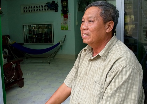 Ông Cẩn kể lại nhiệm vụ lịch sử của mình. Ảnh: Khắc Thành.