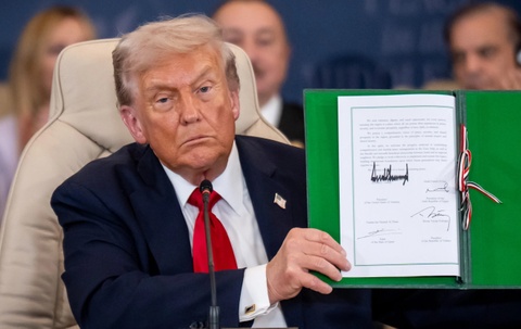 Chiec ghe 1 ty USD va 'Hoi dong Hoa binh' cua ong Trump gay tranh cai hinh anh