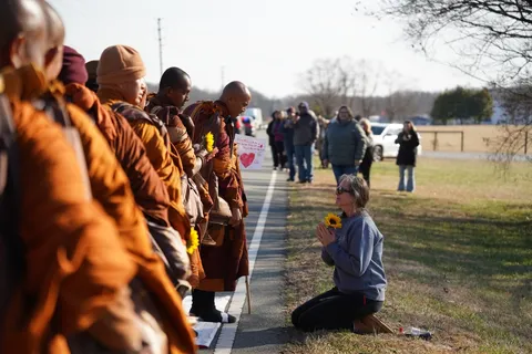 Cuoc hanh trinh xuyen My cua nhung 'su gia hoa binh' hinh anh