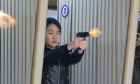 Con gai ong Kim Jong-un ban sung khi tham nha may vu khi hinh anh